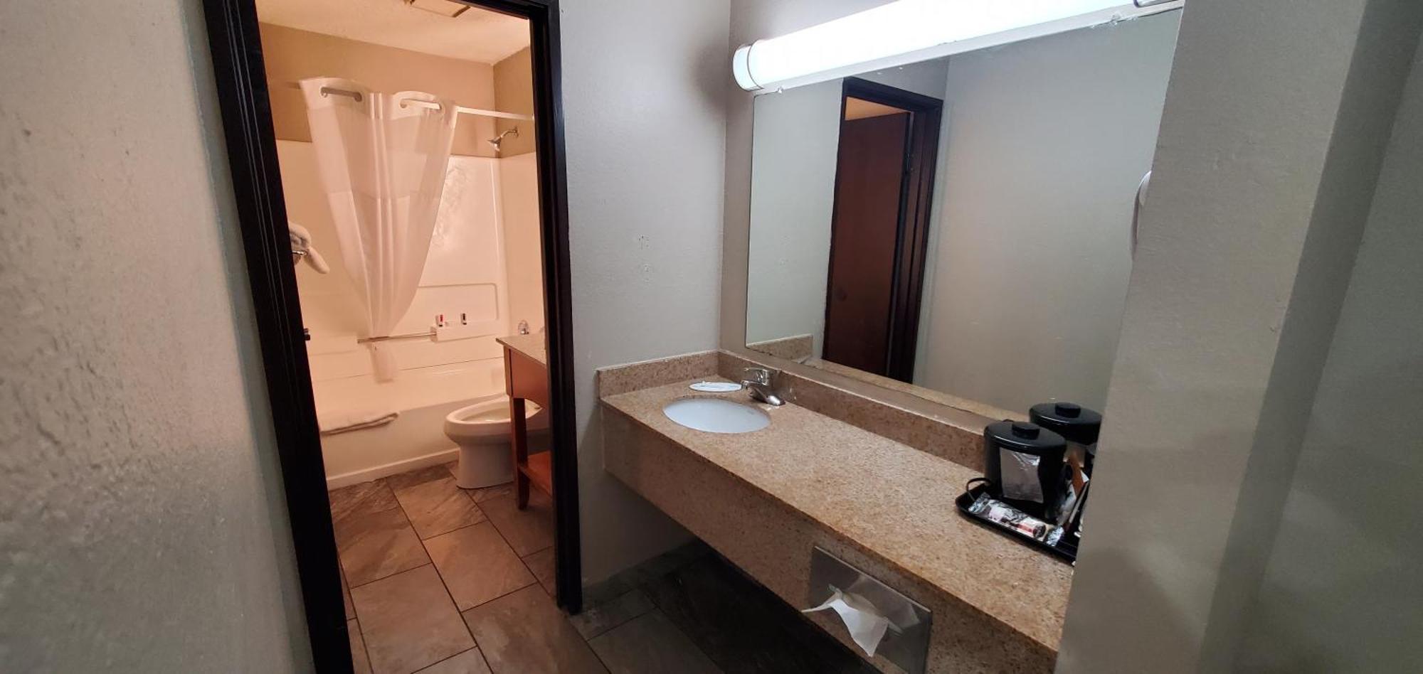 Super 8 By Wyndham Sterling Heights/Detroit Area Hotel Exterior photo